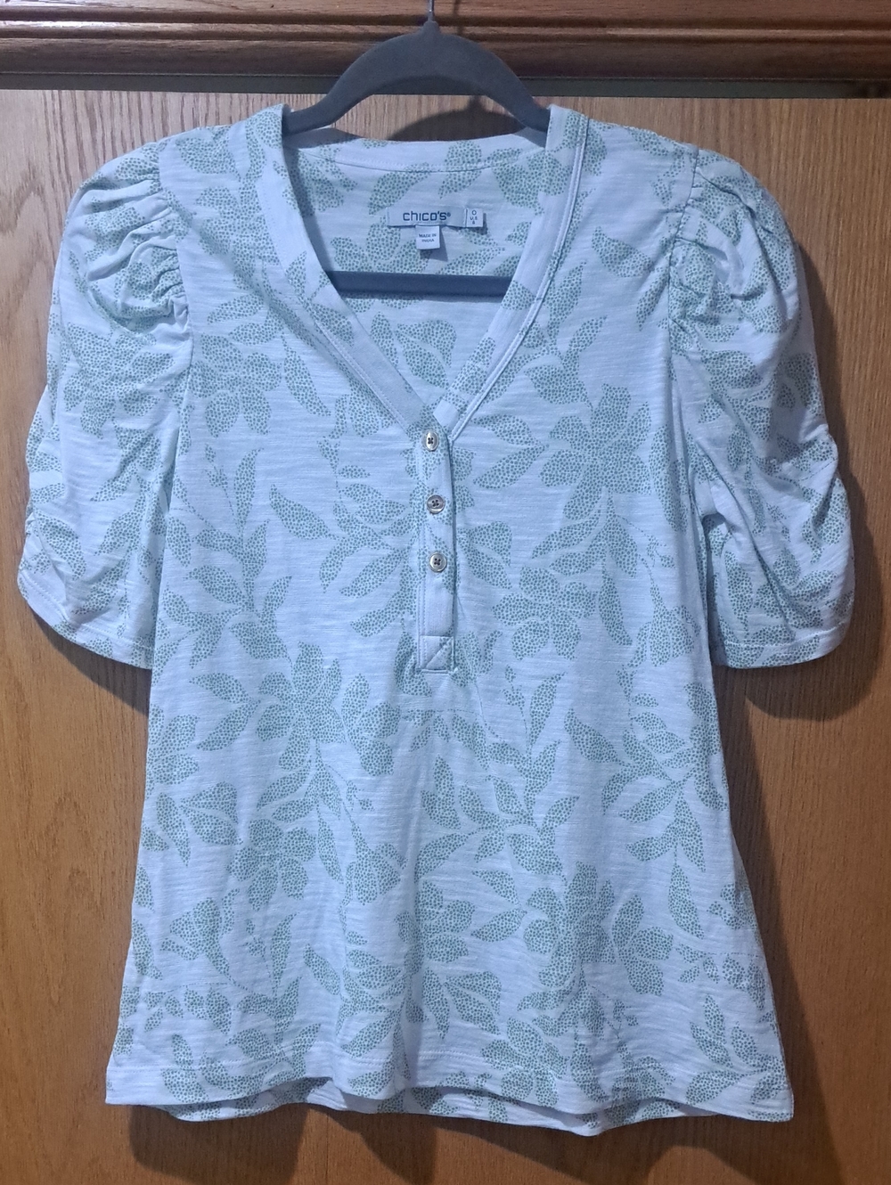 Chico's Light Green Leaf-Print V-Neck Puff Sleeve Top